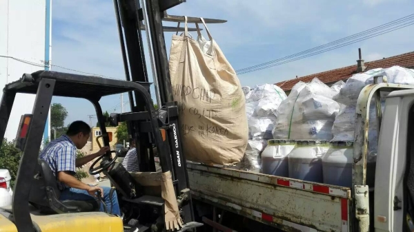 發往長春的污水處理專用微生物及濾材已裝車發運